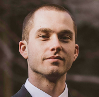 Analista de trading experto en el mercado cripto, Thomas Whitfield, en retrato